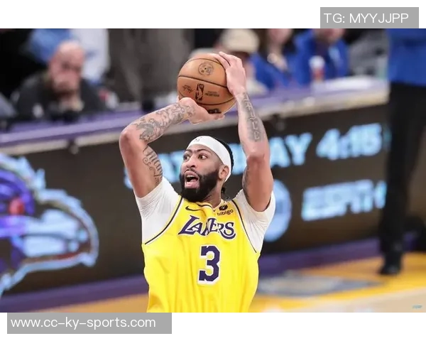 浓眉半场表现出色8投5中贡献12分5篮板1助攻1抢断展现强大实力