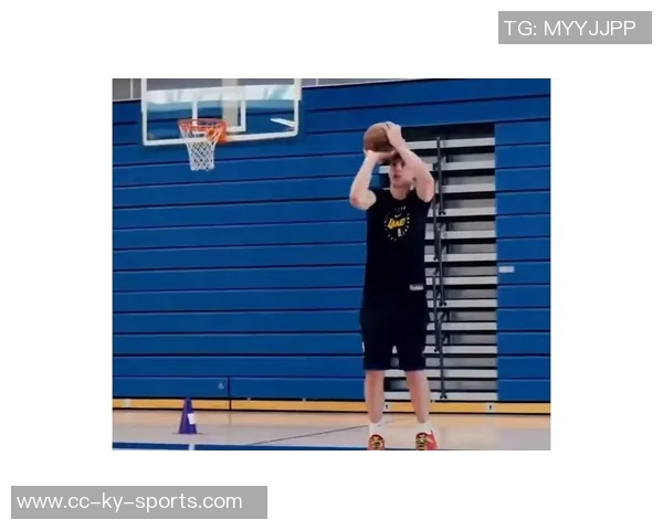 雷迪克谈拉拉维亚成长之路强调05秒接球投篮策略与全面表现 雷迪克谈拉拉维亚成长之路强调05秒接球投篮策略与全面表现